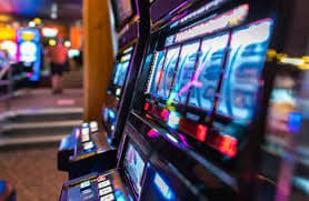 Dealer live casino berinteraksi dengan pemain secara real-time dalam layanan rp0